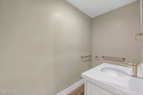 Bath - 2530 E Oregon Ave, Phoenix, AZ 85016 photo 7 of 7