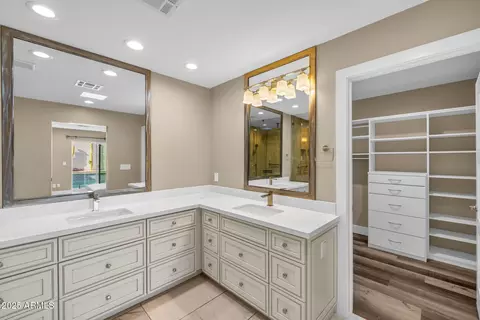 Bath - 2530 E Oregon Ave, Phoenix, AZ 85016 photo 2 of 7