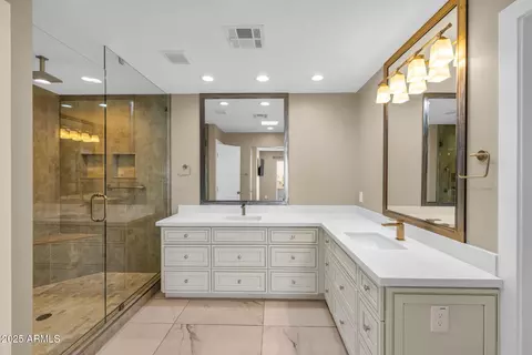 Bath - 2530 E Oregon Ave, Phoenix, AZ 85016 photo 1 of 7