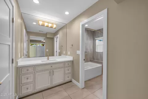 Bath - 2530 E Oregon Ave, Phoenix, AZ 85016 photo 5 of 7