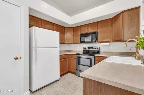 Kitchen - 9318 E Osage Ave, Mesa, AZ 85212 photo 3 of 4