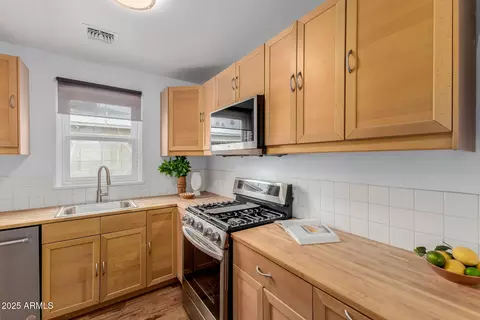 Kitchen - 1305 E Granada Rd, Phoenix, AZ 85006 photo 2 of 4