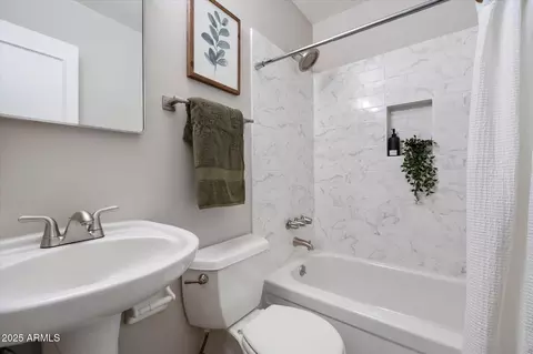 Bath - 1450 E Bethany Home Rd #8, Phoenix, AZ 85014 photo 3 of 3