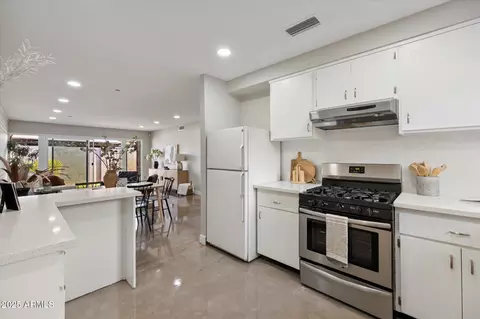Kitchen - 1450 E Bethany Home Rd #8, Phoenix, AZ 85014 photo 4 of 4