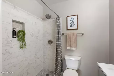 Bath - 1450 E Bethany Home Rd #8, Phoenix, AZ 85014 photo 2 of 3