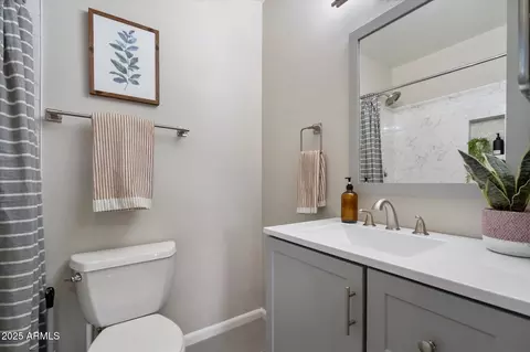Bath - 1450 E Bethany Home Rd #8, Phoenix, AZ 85014 photo 1 of 3