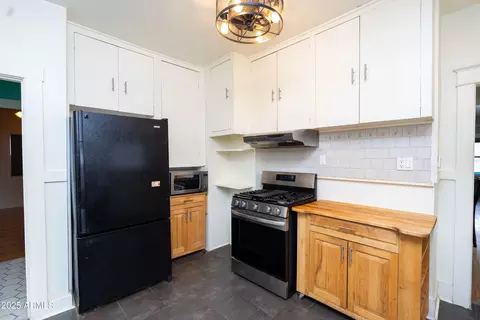 Kitchen - 311 14th Ter, Bisbee, AZ 85603 photo 2 of 3