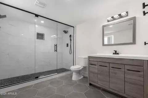 Bath - 2917 E Pinchot Ave, Phoenix, AZ 85016 photo 2 of 4
