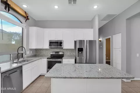 Kitchen - 3810 E Latham Ct, Gilbert, AZ 85297 photo 4 of 5