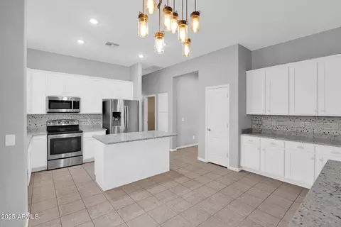 Kitchen - 3810 E Latham Ct, Gilbert, AZ 85297 photo 5 of 5