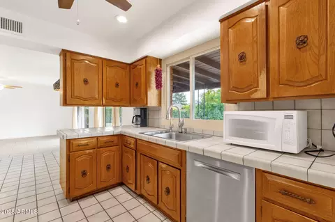 Kitchen - 2063 E La Jolla Dr, Tempe, AZ 85282 photo 3 of 5