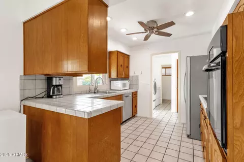 Kitchen - 2063 E La Jolla Dr, Tempe, AZ 85282 photo 5 of 5