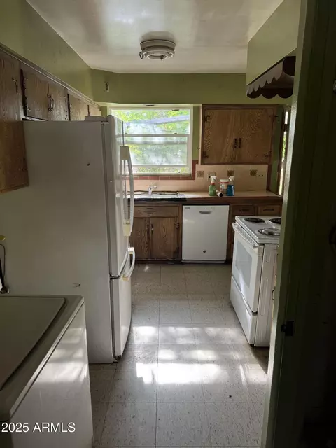 Kitchen - 1461 E Mclellan Blvd, Phoenix, AZ 85014 photo 2 of 2