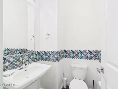 Bath - 2335 E Hidalgo Ave, Phoenix, AZ 85040 photo 1 of 4