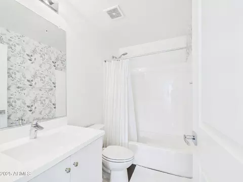Bath - 2335 E Hidalgo Ave, Phoenix, AZ 85040 photo 4 of 4
