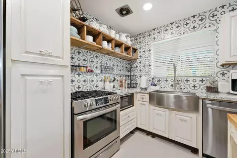 Kitchen - 2343 Earll Dr, Phoenix, AZ 85016 photo 4 of 7