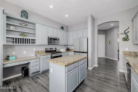 Kitchen - 6816 S Pinehurst Dr, Gilbert, AZ 85298 photo 5 of 5
