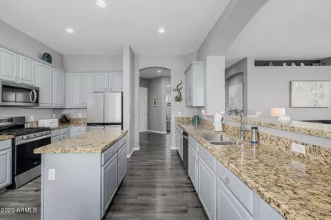 Kitchen - 6816 S Pinehurst Dr, Gilbert, AZ 85298 photo 4 of 5