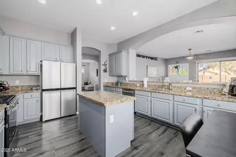 Kitchen - 6816 S Pinehurst Dr, Gilbert, AZ 85298 photo 3 of 5