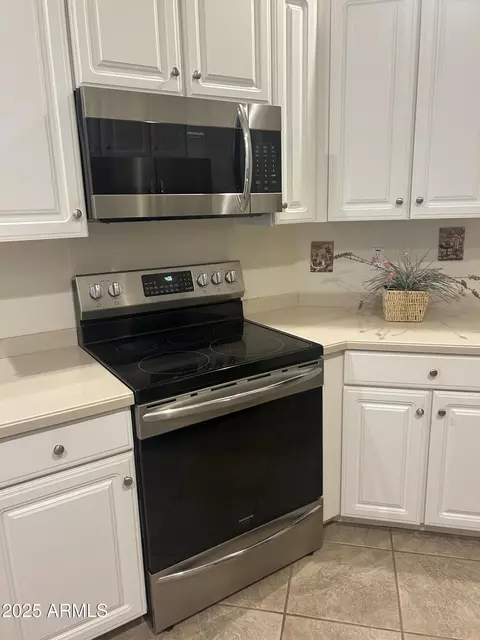 Kitchen - 3131 E Legacy Dr #1002, Phoenix, AZ 85042 photo 3 of 4