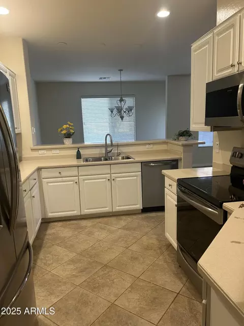 Kitchen - 3131 E Legacy Dr #1002, Phoenix, AZ 85042 photo 1 of 4