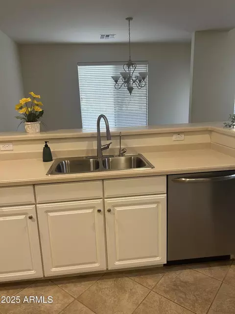 Kitchen - 3131 E Legacy Dr #1002, Phoenix, AZ 85042 photo 2 of 4