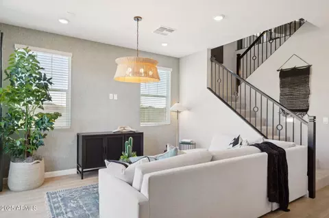 5870 E Zachary Dr, Phoenix, AZ 85054