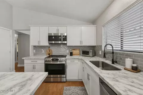 2105 E Robin Ln, Phoenix, AZ 85024 photo 2