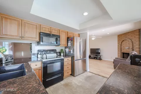 Kitchen - 2101 E Redfield Rd, Phoenix, AZ 85022 photo 4 of 4