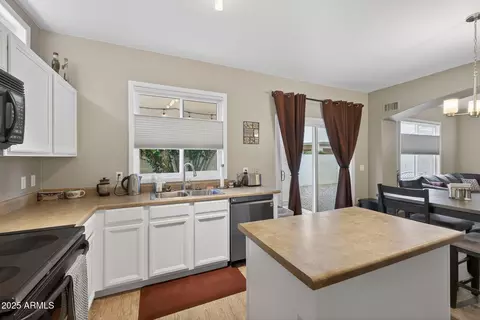 Kitchen - 1444 S Longspur Ln, Gilbert, AZ 85296 photo 3 of 4