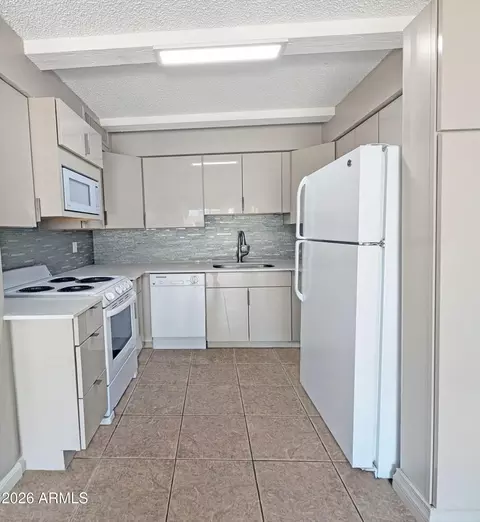 Kitchen - 1018 E Osborn Rd #A, Phoenix, AZ 85014 photo 1 of 2