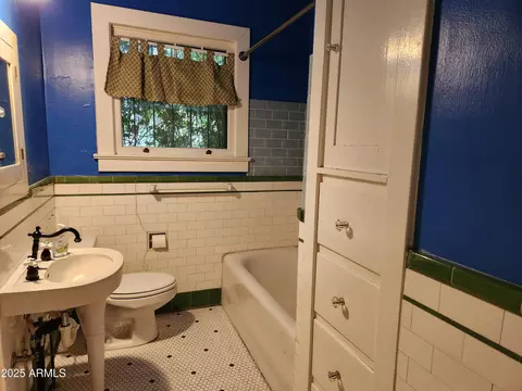 Bath - 905 W Mcdowell Rd, Phoenix, AZ 85007 photo 1 of 1