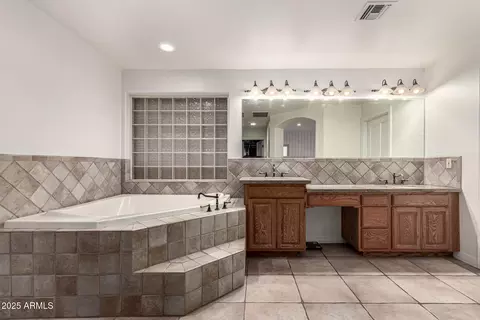 Bath - 2552 E Ridgewood Ln, Gilbert, AZ 85298 photo 2 of 5