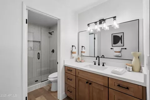 Bath - 2937 E Libby St, Phoenix, AZ 85032 photo 1 of 3