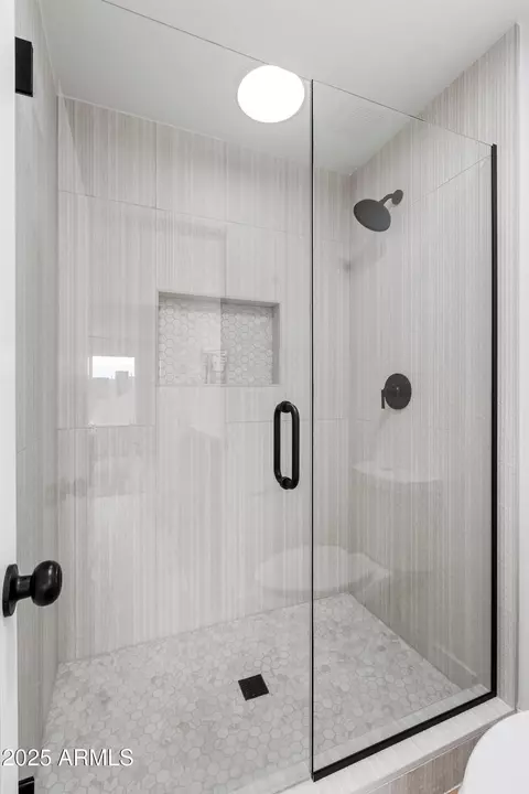 Bath - 2937 E Libby St, Phoenix, AZ 85032 photo 2 of 3