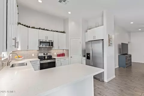 Kitchen - 723 E Desert Dr S, Phoenix, AZ 85042 photo 2 of 2