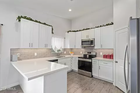 Kitchen - 723 E Desert Dr S, Phoenix, AZ 85042 photo 1 of 2