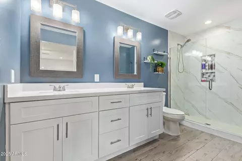 Bath - 723 E Desert Dr S, Phoenix, AZ 85042 photo 1 of 3