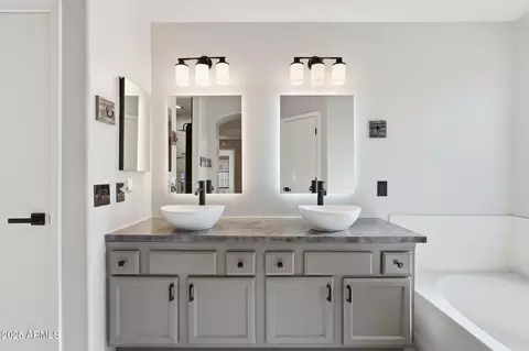 Bath - 5053 E Harmony Ave, Mesa, AZ 85206 photo 2 of 4