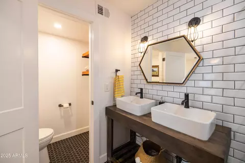 Bath - 1407 E Windsor Ave, Phoenix, AZ 85006 photo 2 of 6