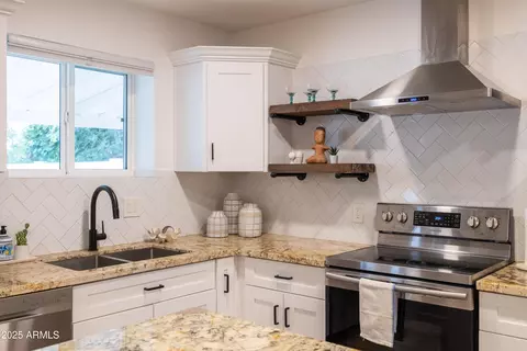 Kitchen - 1407 E Windsor Ave, Phoenix, AZ 85006 photo 6 of 8