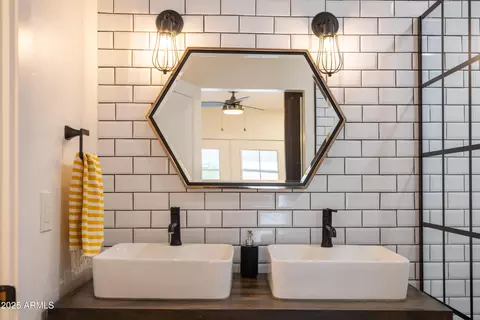Bath - 1407 E Windsor Ave, Phoenix, AZ 85006 photo 1 of 6