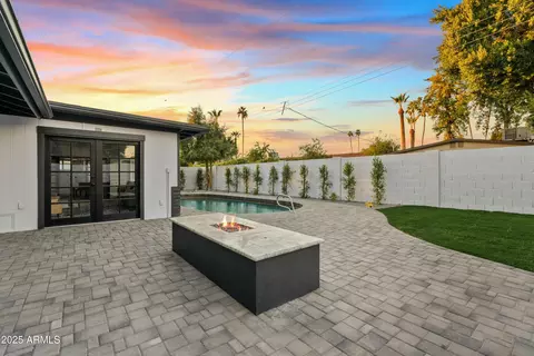 1302 W Golden Ln, Phoenix, AZ 85021