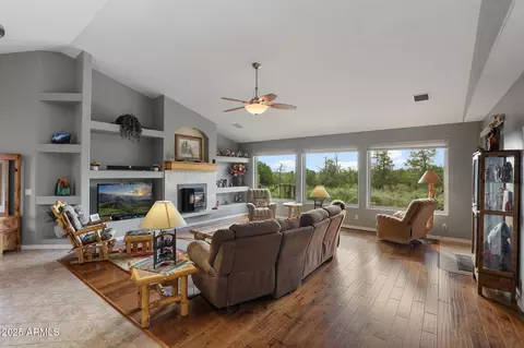Living - 611 E Hunter Dr, Payson, AZ 85541 photo 2 of 3