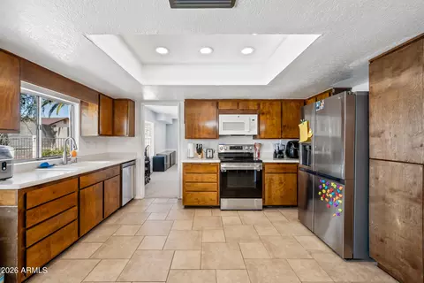 Kitchen - 4136 W Hearn Rd, Phoenix, AZ 85053 photo 2 of 5