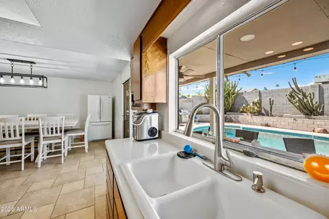 Kitchen - 4136 W Hearn Rd, Phoenix, AZ 85053 photo 5 of 5