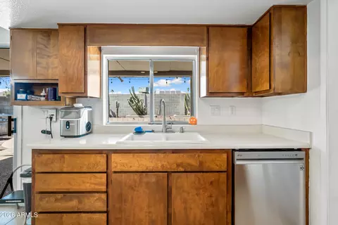 Kitchen - 4136 W Hearn Rd, Phoenix, AZ 85053 photo 4 of 5