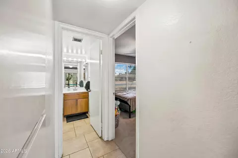 Entry Way - 4136 W Hearn Rd, Phoenix, AZ 85053 photo 5 of 7