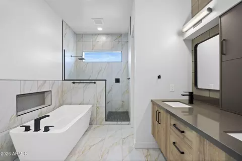 Bath - 377 E Windsor Ave #7, Phoenix, AZ 85004 photo 2 of 4
