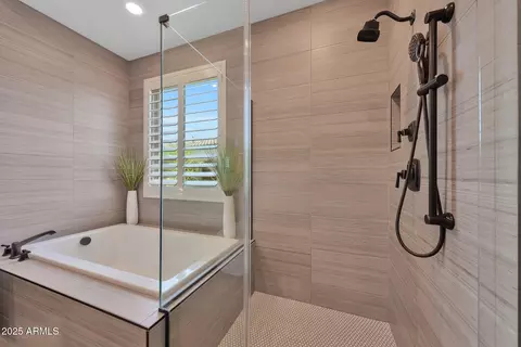 Bath - 2028 E Chama Dr, Phoenix, AZ 85024 photo 2 of 4